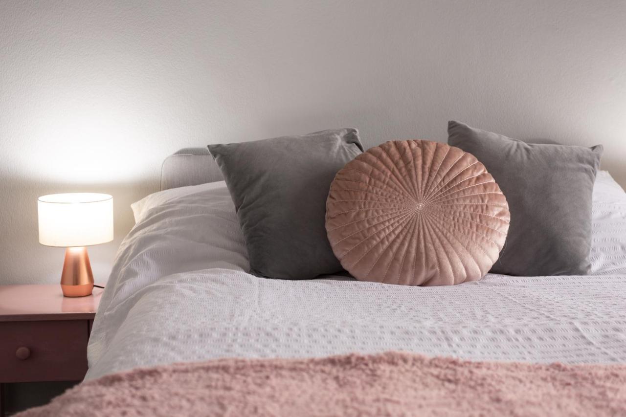 Lovely City Town House With Free Parking Sleeps 2 To 6 Guests ยอร์ค ภายนอก รูปภาพ