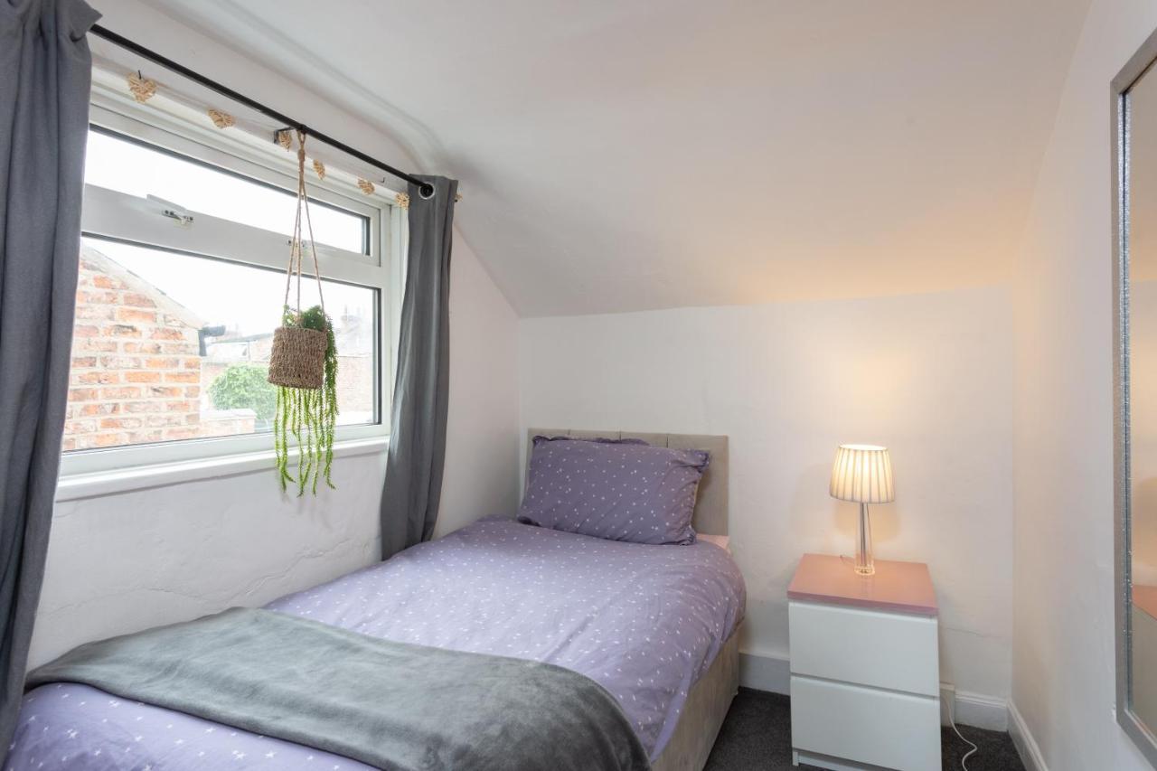 Lovely City Town House With Free Parking Sleeps 2 To 6 Guests ยอร์ค ภายนอก รูปภาพ